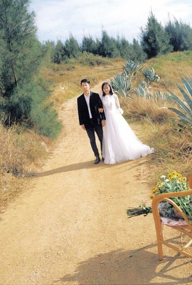 Hóa ra, không phải cứ xưa cũ là nhàm chán, đơn giản là tuềnh toàng bởi chỉ cần nhìn cách chàng trai và cô gái cười với nhau, bạn sẽ đủ hiểu tình yêu sẽ là chất phụ gia biến mọi bức ảnh đều trở thành kiệt tác.