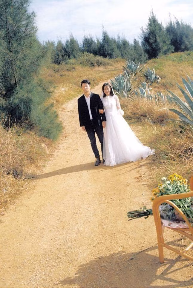 Hóa ra, không phải cứ xưa cũ là nhàm chán, đơn giản là tuềnh toàng bởi chỉ cần nhìn cách chàng trai và cô gái cười với nhau, bạn sẽ đủ hiểu tình yêu sẽ là chất phụ gia biến mọi bức ảnh đều trở thành kiệt tác.