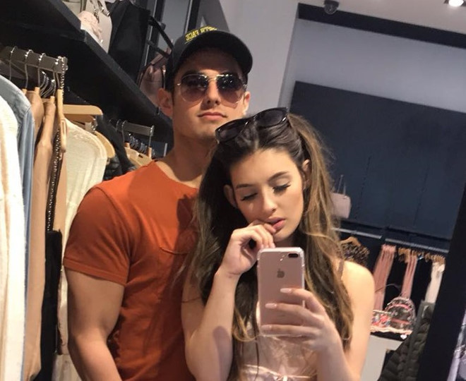 Người đẹp thường xuyên khoe ảnh cuộc sống sang chảnh, du lịch với bạn bè trên trang cá nhân.