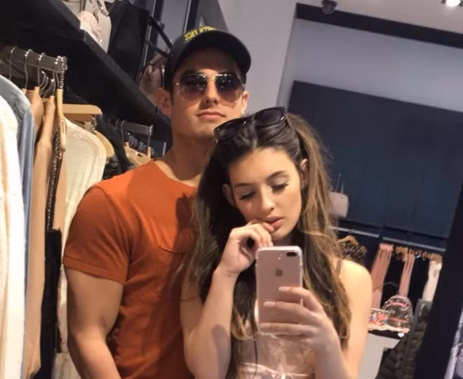 Người đẹp thường xuyên khoe ảnh cuộc sống sang chảnh, du lịch với bạn bè trên trang cá nhân.