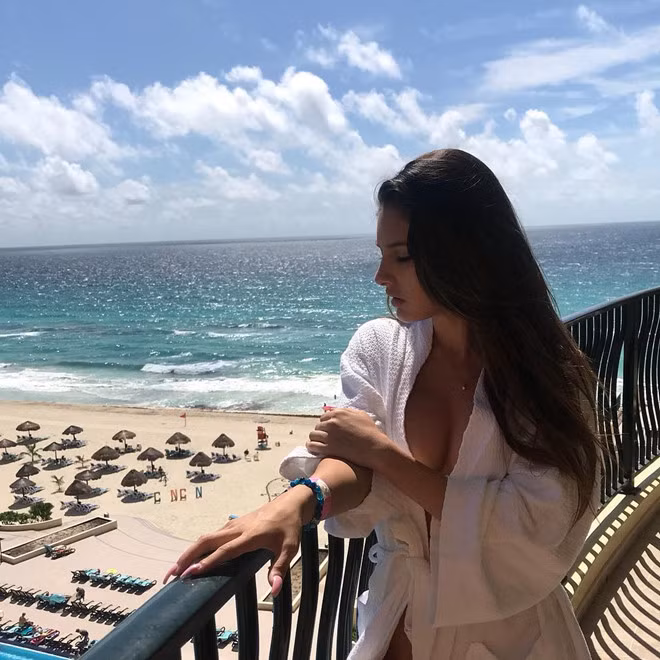 Ước mơ của cô nàng đã thành hiện thực khi trở thành người mẫu được chú ý. Nổi tiếng trên mạng là lợi thế lớn của hot girl khi tham gia nghề người mẫu.