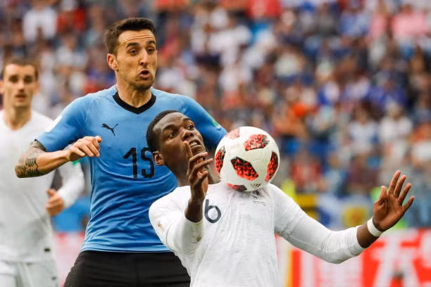 Tiền vệ trung tâm Matias Vecino (Uruguay): Trước ĐT Pháp, Vecino được HLV Oscar Tabarez sắp xếp thi đấu ở vị trí tiền vệ con thoi làm nhiệm vụ luân chuyển bóng. Tuy nhiên, trước một tiền vệ con thoi hàng đầu thế giới là Paul Pogba, cầu thủ này gần như "mất điện" trong suốt thời gian của trận đấu.