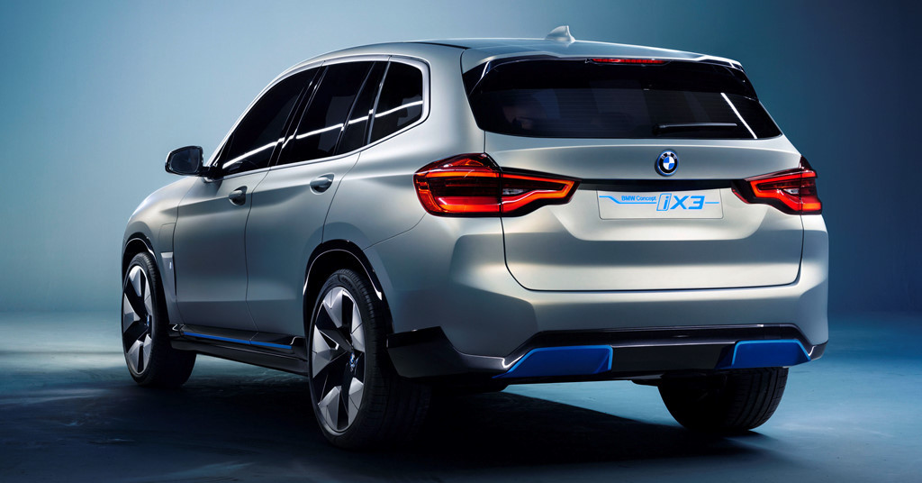 Cổng sạc đặt ở phía bên trái, đi kèm một logo BMW i. Cản sau thấp và góc cạnh hơn. Đèn hậu của X3 vẫn giữ nguyên. Ống xả bị loại bỏ do dùng động cơ điện, và được thay bằng 2 mảng màu xanh dương - màu đặc trưng của BMW.