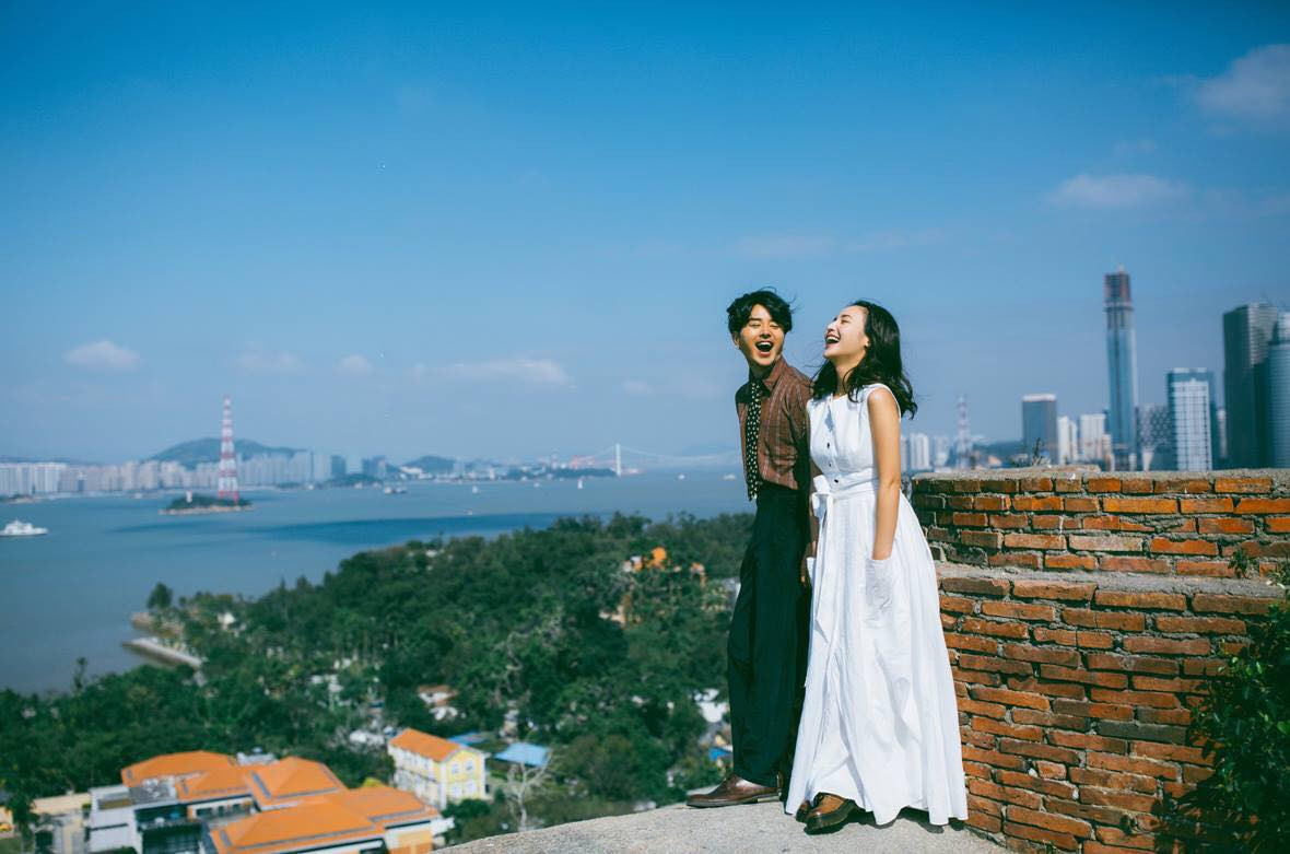 Cô dâu và chú rể xuất hiện vô cùng giản dị trong áo sơ mi và váy trắng nhưng niềm hạnh phúc của họ dường như đã cuốn hút tất cả mọi ánh nhìn.