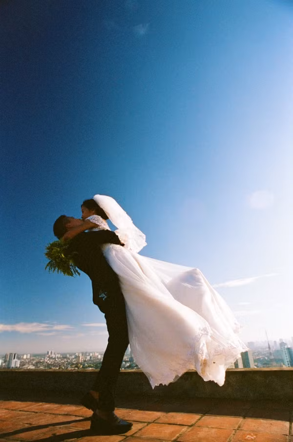 Có lẽ tuổi trẻ, sự nhiệt huyết của hai tâm hồn đồng điệu đã thôi thúc họ phải thực hiện điều gì đó thật đặc biệt cho tình yêu của mình. Và rồi bộ ảnh cưới tuyệt đẹp được chụp bằng máy phim, do chính cô dâu, chú rể tự chụp mà không cần đến sự giúp đỡ của người thứ ba