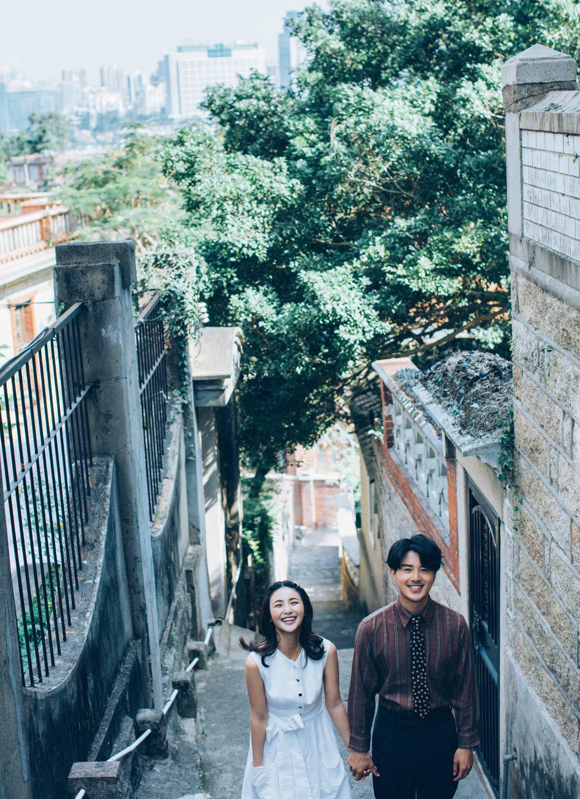 Dạo gần đây, trào lưu chụp ảnh cưới máy film đã "đốn tim" rất nhiều người. Đặc biệt là các cặp đôi sắp sửa đưa nhau về một nhà.