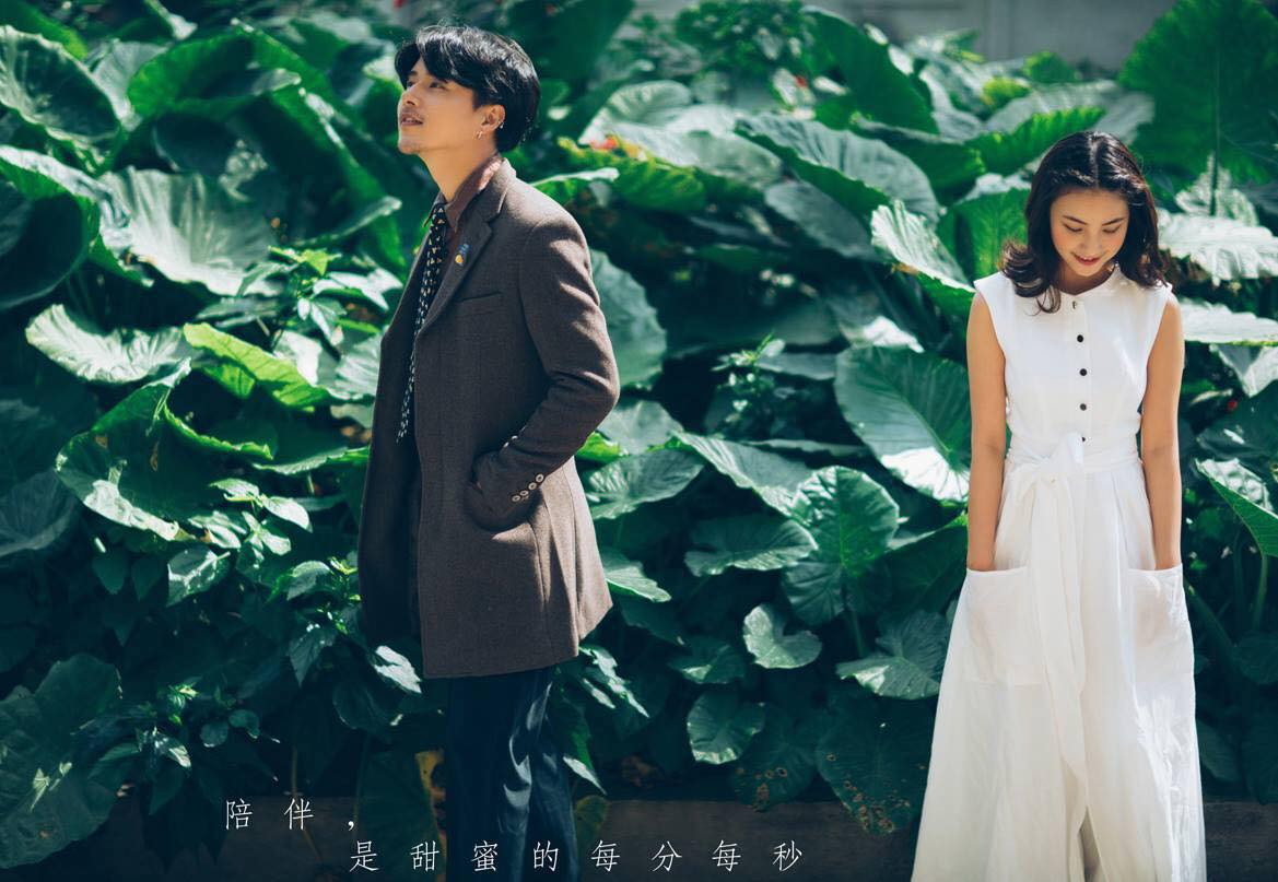 Ảnh cưới không chỉ là một cách lưu lại kỉ niệm hạnh phúc, ngọt ngào của tình yêu mà hiện tại, đây còn là dịp để các cặp đôi thỏa sức thể hiện sự sáng tạo cũng như bay bổng trong tâm hồn mình để có được những bức ảnh cưới vừa đẹp, vừa đặc biệt