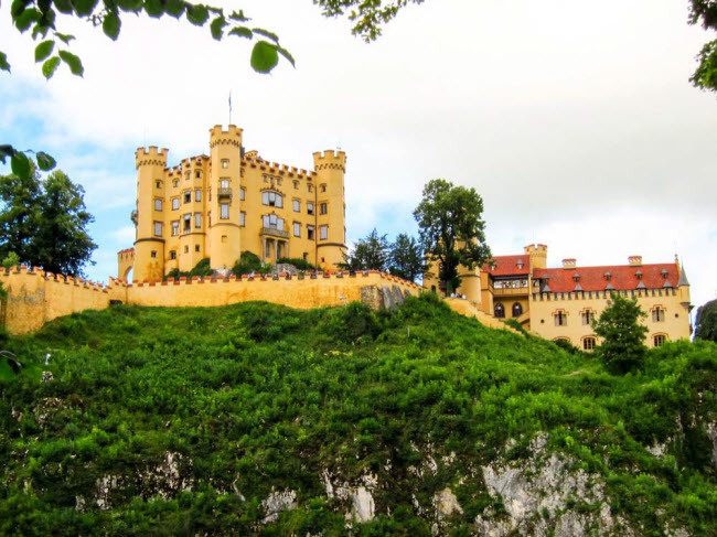 Lâu đài này là phiên bản thực của một cung điện trong bộ phim hoạt hình nổi tiếng Polly Pocket. Hoàng đế Maximilian II đã xây dựng lâu đài để thay thế cho công trình cũ từ thế kỷ thứ 12. Hoàng đế Ludwig II đã được nuôi dưỡng tại lâu đài này. Lâu đài này là phiên bản thực của một cung điện trong bộ phim hoạt hình nổi tiếng Polly Pocket. Hoàng đế Maximilian II đã xây dựng lâu đài để thay thế cho công trình cũ từ thế kỷ thứ 12. Hoàng đế Ludwig II đã được nuôi dưỡng tại lâu đài này.