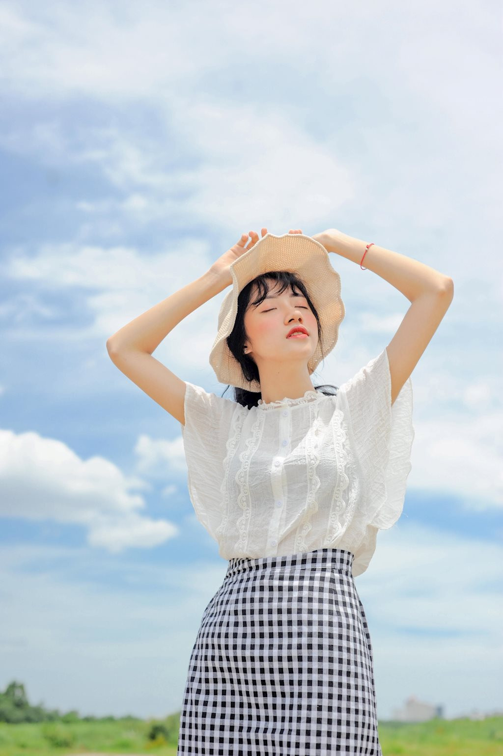 Hiện tại, nữ sinh đại học Thăng Long được rất nhiều thương hiệu và cửa hàng thời trang ở Hà Thành Gương “chọn mặt gửi vàng” cho những bộ lookbook sản phẩm mới.