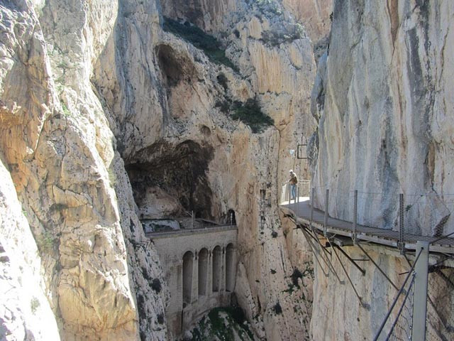 8.Con đường núi El Caminito del Rey: Vào năm 2000, cái chết của một số khách du lịch khi du lịch tại đây khiến con đường này bị đóng cửa. Mùa xuân năm 2015, nó được mở cửa lại và chính quyền đã xây dựng lại, cầu thang leo lên đỉnh núi này cũng trở nên an toàn hơn.