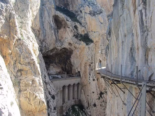 8.Con đường núi El Caminito del Rey: Vào năm 2000, cái chết của một số khách du lịch khi du lịch tại đây khiến con đường này bị đóng cửa. Mùa xuân năm 2015, nó được mở cửa lại và chính quyền đã xây dựng lại, cầu thang leo lên đỉnh núi này cũng trở nên an toàn hơn.
