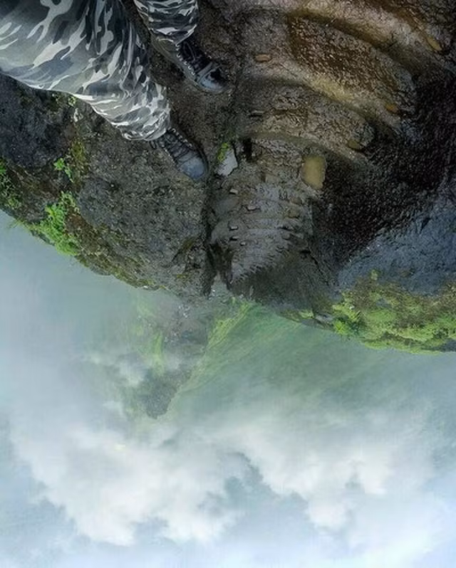 1. Cầu thang đến pháo đài Kalavantin Durg (Ấn Độ): Những bậc thang được đẽo vào từng vách đá dựng thẳng đứng kéo dài thẳng lên đỉnh núi cao, băng qua những làn sương mờ ảo càng tạo thêm cảm giác mạnh cho dân du lịch thích leo núi.