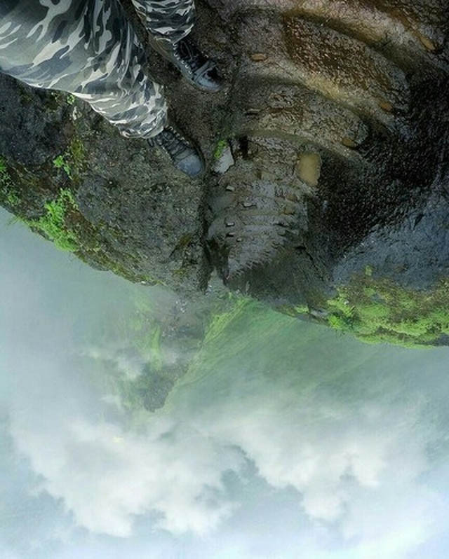 1. Cầu thang đến pháo đài Kalavantin Durg (Ấn Độ): Những bậc thang được đẽo vào từng vách đá dựng thẳng đứng kéo dài thẳng lên đỉnh núi cao, băng qua những làn sương mờ ảo càng tạo thêm cảm giác mạnh cho dân du lịch thích leo núi.