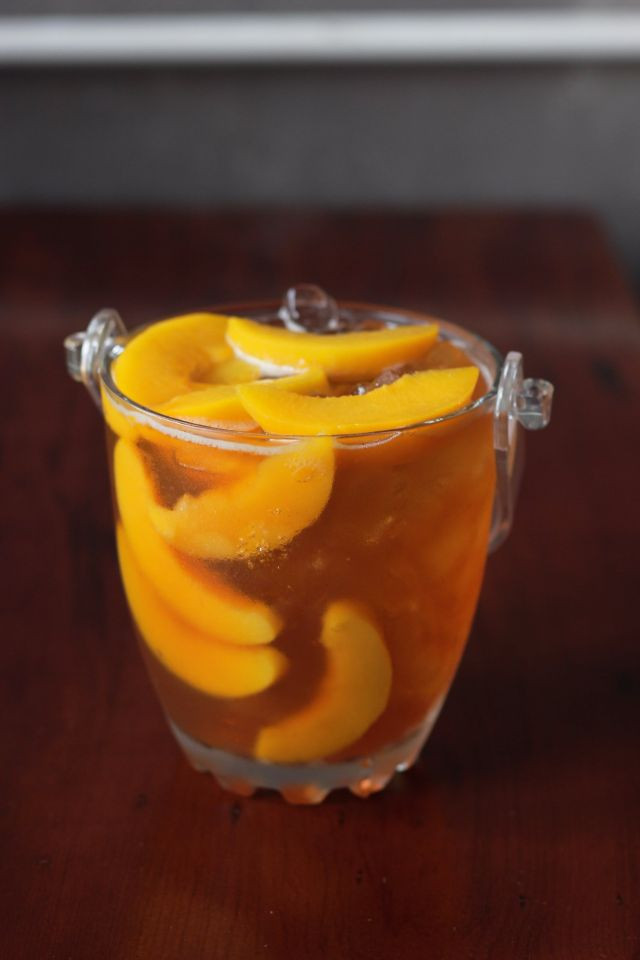 Trà đào đồ uống một thời từng làm mưa làm gió, đến nay thì trà đào đã trở thành loại thức uống giải khát quen thuộc của tất cả các bạn trẻ.