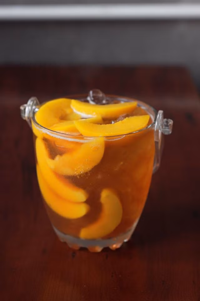 Trà đào đồ uống một thời từng làm mưa làm gió, đến nay thì trà đào đã trở thành loại thức uống giải khát quen thuộc của tất cả các bạn trẻ.