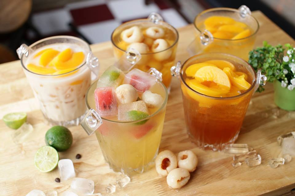 Thích nhất là cảm giác uống ngụm trà ngọt mát lạnh, ăn kèm miếng đào giòn giòn làm tan đi cái nóng gay gắt ở Sài Gòn. Bên cạnh đó, trà vải cũng một cái tên được giới trẻ yêu thích.