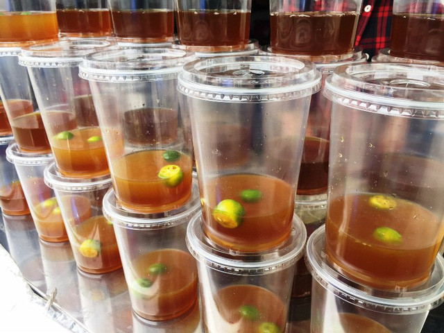 Những ly trà tắc khổng lồ size 1 lít được bày bán khá nhiều trên các tuyến đường ở Sài Gòn. Đồ uống khổng lồ này bao gồm 3 - 4 trái tắc, cắt đôi và vắt vào ly trà đã được pha sẵn. Sau đó, họ tiếp tục bỏ đường, nhanh tay khuấy đều rồi thêm cả vỏ tắc để tạo mùi thơm cũng như màu sắc hấp dẫn.