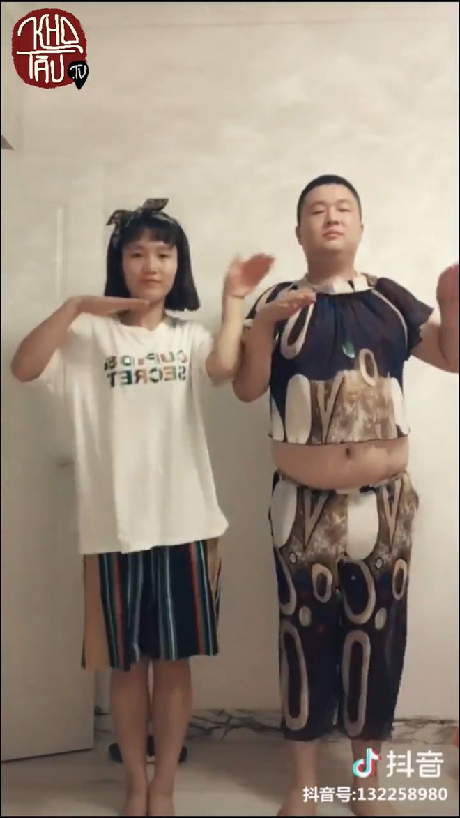 Những hình ảnh minh chứng cho sự thật chỉ con gái được mặc đồ con trai, còn ngược lại thì rất khó để chấp nhận. Ảnh cắt từ clip.