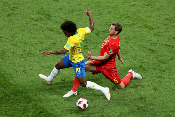 Trung vệ Jan Vertonghen (Bỉ): Phong độ của Vertonghen trước Brazil không khá khẩm hơn là bao so với màn trình diễn trước Nhật Bản. May cho trung vệ này là Selecao tấn công chủ yếu bên cánh phải của tuyển Bỉ, nơi có sự xuất hiện của 2 ngôi sao Philippe Coutinho và Neymar. Trong suốt trận đấu, tình huống đáng chú ý nhất diễn ra bên phía cánh trái là pha đi bóng của Gabriel Jesus. Đó là tình huống mà Vertonghen dễ dàng bị vượt qua trước khi Vincent Kompany buộc phải có một pha tắc bóng. Nếu trọng tài quan sát tốt hơn, đó đã là một quả penalty cho Brazil tại tứ kết World Cup 2018