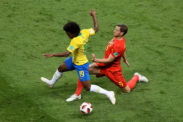 Trung vệ Jan Vertonghen (Bỉ): Phong độ của Vertonghen trước Brazil không khá khẩm hơn là bao so với màn trình diễn trước Nhật Bản. May cho trung vệ này là Selecao tấn công chủ yếu bên cánh phải của tuyển Bỉ, nơi có sự xuất hiện của 2 ngôi sao Philippe Coutinho và Neymar. Trong suốt trận đấu, tình huống đáng chú ý nhất diễn ra bên phía cánh trái là pha đi bóng của Gabriel Jesus. Đó là tình huống mà Vertonghen dễ dàng bị vượt qua trước khi Vincent Kompany buộc phải có một pha tắc bóng. Nếu trọng tài quan sát tốt hơn, đó đã là một quả penalty cho Brazil tại tứ kết World Cup 2018