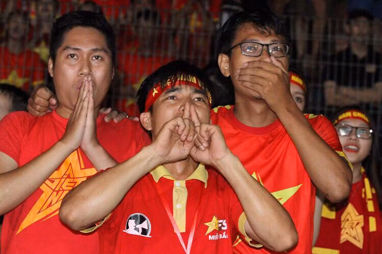 Mặc dù trời Hà Nội hôm nay đổ mưa, nhưng không vì thế mà làm giảm đi lòng nhiệt huyết của các CĐV nơi quê nhà, cụ thể là các CĐV có mặt tại SVĐ Hàng Đẫy. Họ đến sân từ rất sớm mang theo tinh thần của dân tộc và trái tim một lòng hướng về nơi đội tuyển Olympic Việt Nam thi đấu. Ảnh: Anh Sơn.