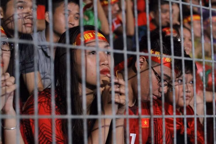 Sự lo lắng trên khuôn mặt các CĐV trong suốt hai hiệp thi đấu của ĐT Olympic Việt Nam. Ảnh: Anh Sơn.