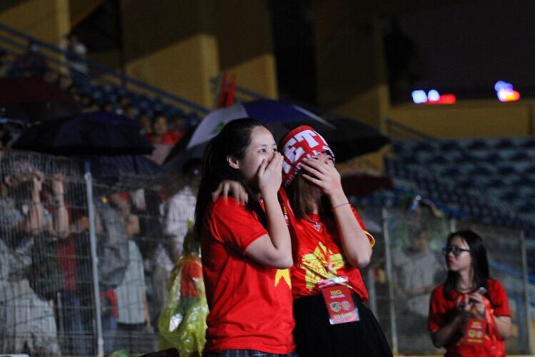 Và những giọt nước mắt của họ đã rơi khi Văn Toàn sút tung lưới U23 Syria ở phút 108. Ảnh: Anh Sơn