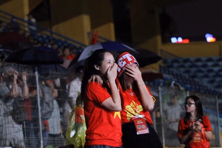 Và những giọt nước mắt của họ đã rơi khi Văn Toàn sút tung lưới U23 Syria ở phút 108. Ảnh: Anh Sơn