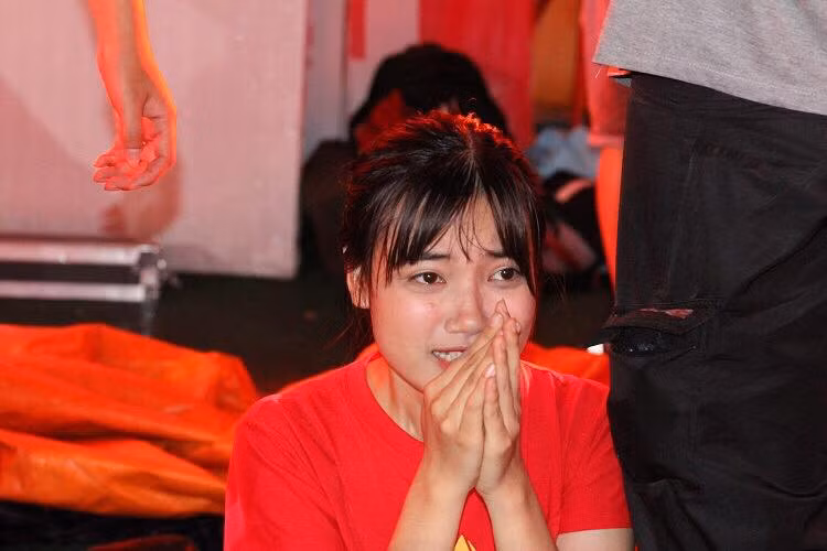 Hồi hộp theo dõi từng đường bóng lăn của trận đấu Olympic Việt Nam trước Syria. Ảnh: Anh Sơn