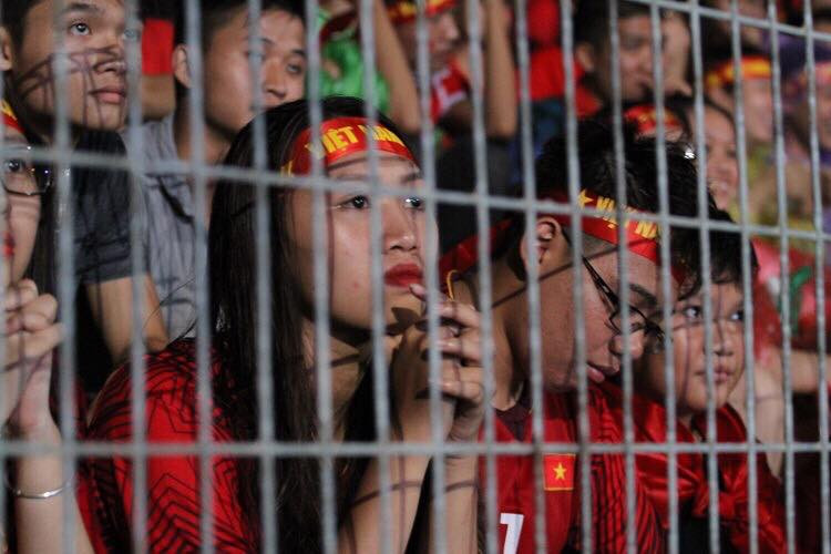 Sự lo lắng trên khuôn mặt các CĐV trong suốt hai hiệp thi đấu của ĐT Olympic Việt Nam. Ảnh: Anh Sơn.