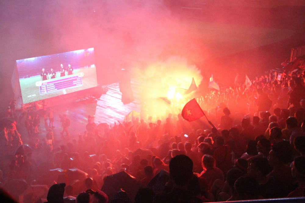 Không khi của sân vận động Hàng Đẫy, Hà Nội vỡ oà trước chiến thắng của đội tuyển Olympic Việt Nam trước Syria. (Ảnh: Việt An)