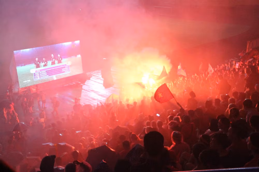 Không khi của sân vận động Hàng Đẫy, Hà Nội vỡ oà trước chiến thắng của đội tuyển Olympic Việt Nam trước Syria. (Ảnh: Việt An)