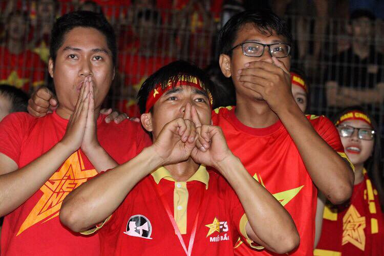 Mặc dù trời Hà Nội hôm nay đổ mưa, nhưng không vì thế mà làm giảm đi lòng nhiệt huyết của các CĐV nơi quê nhà, cụ thể là các CĐV có mặt tại SVĐ Hàng Đẫy. Họ đến sân từ rất sớm mang theo tinh thần của dân tộc và trái tim một lòng hướng về nơi đội tuyển Olympic Việt Nam thi đấu. Ảnh: Anh Sơn.