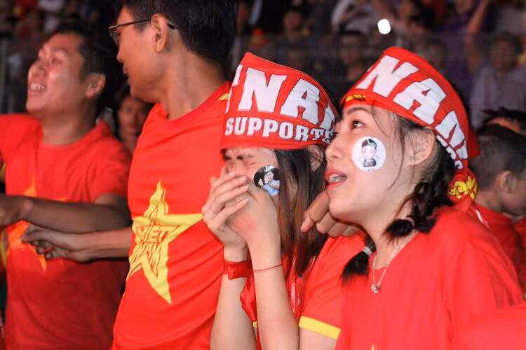 Tiếng coi trận đấu kết thúc, đội tuyển Olympic Việt Nam đã có một chiến thắng lịch sử. Cả sân vận động như vỡ òa, có những nụ cười sáng khoái, giọt nước mắt hạnh phúc của niềm vui về một chiến thắng lịch sử của bóng đá nước nhà. Ảnh: Anh Sơn