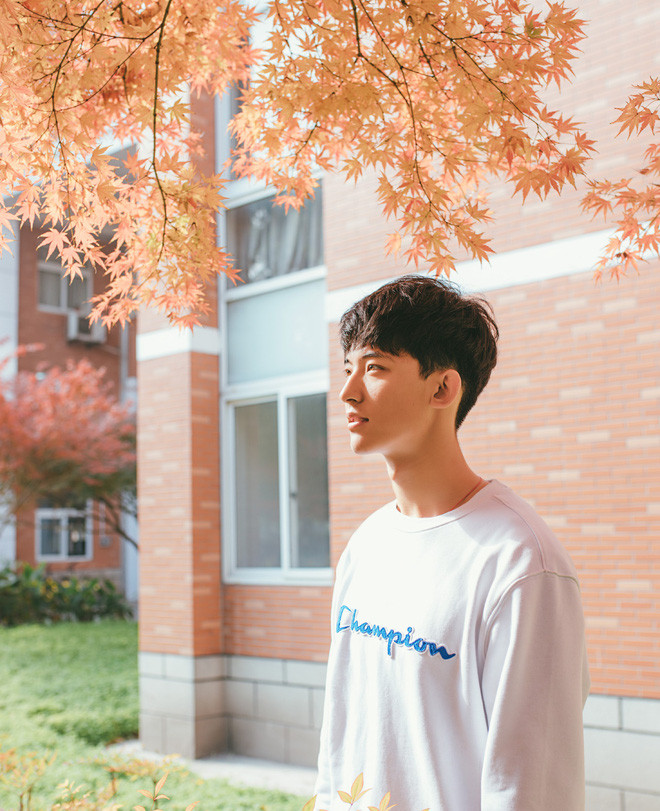 Không thể không kể đến clip đã giúp Thường Ưu Tú "thành danh", đó chính là clip mà anh chàng mặc sơ mi trắng, mỉm cười.