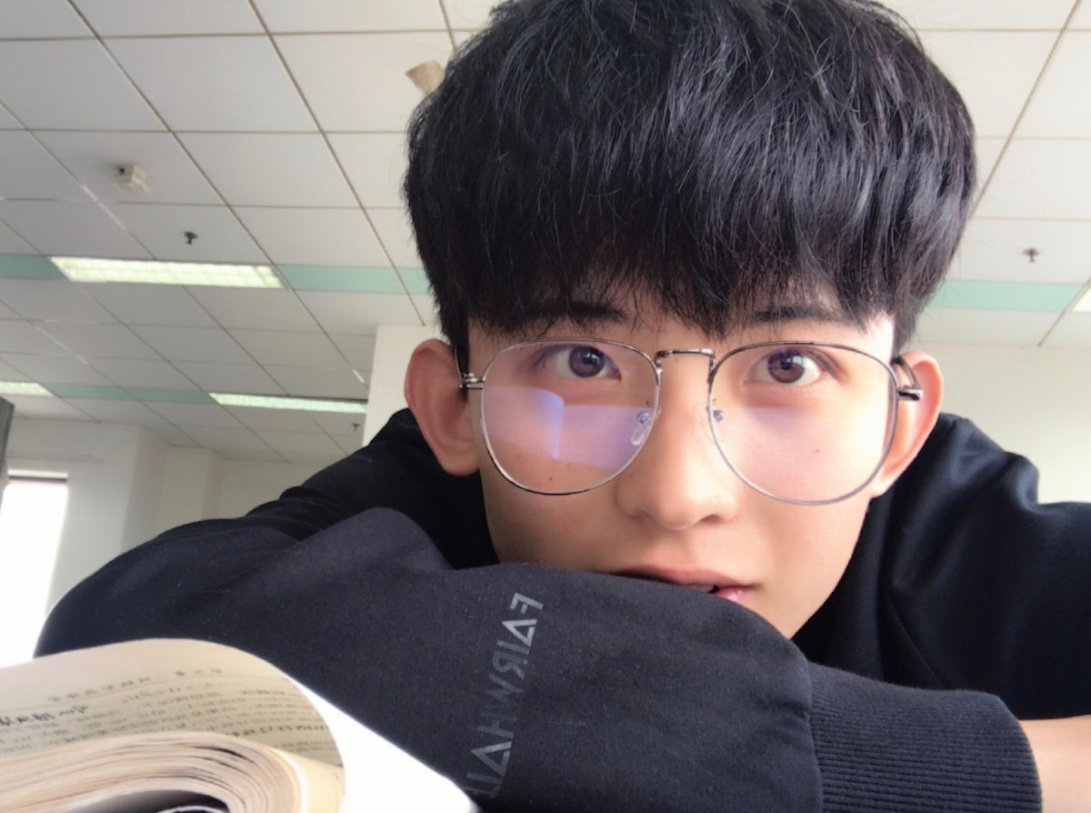 Thường Ưu Tú - nhân vật đang được nhiều cư dân mạng chú ý, chỉ cần một vài clip đơn giản, chàng trai hot boy cũng khiến các cô nàng thầm thương trộm nhớ.