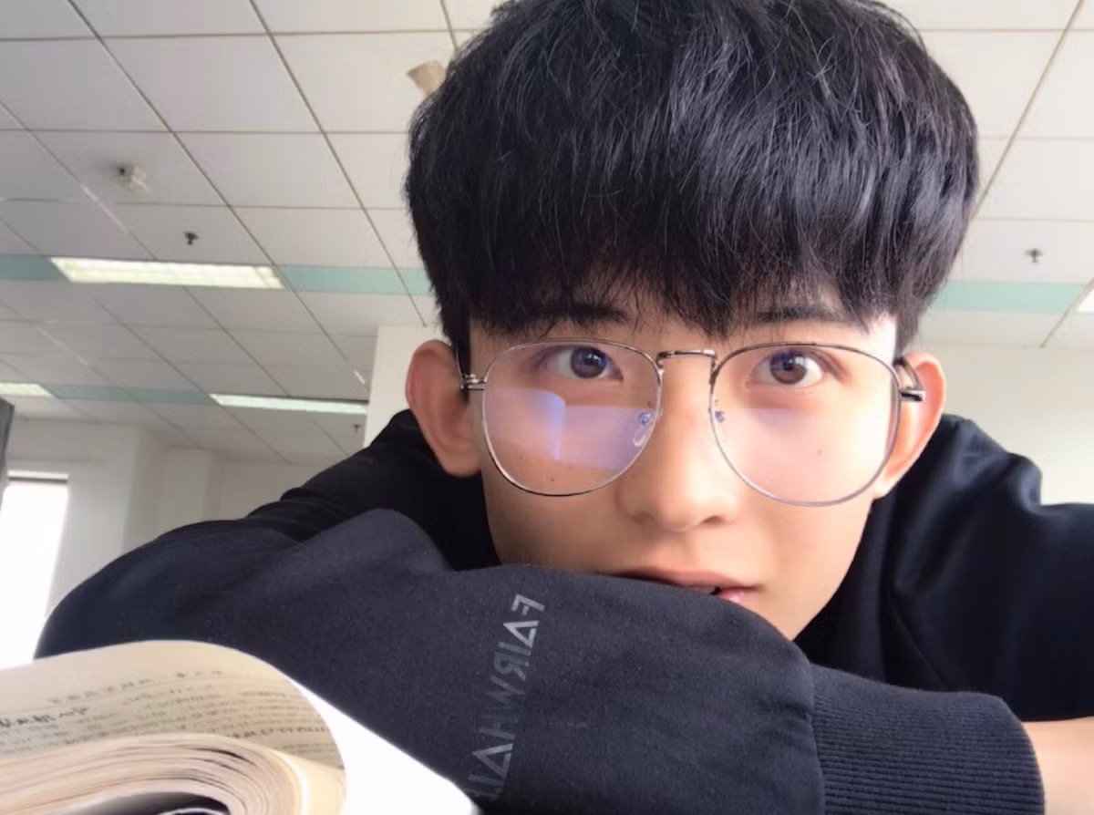 Thường Ưu Tú - nhân vật đang được nhiều cư dân mạng chú ý, chỉ cần một vài clip đơn giản, chàng trai hot boy cũng khiến các cô nàng thầm thương trộm nhớ.