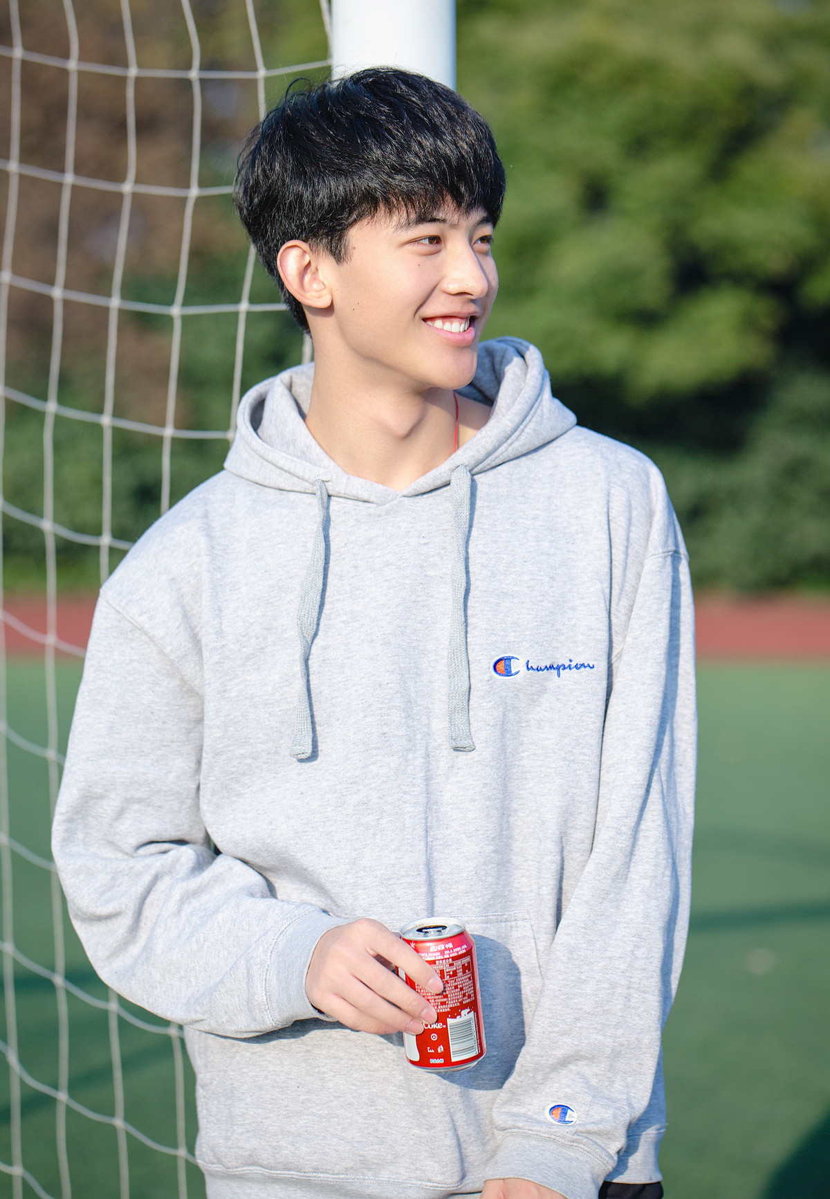 Anh chàng có tên Thường Ưu Tú này chính là một hot boy Tik Tok, sinh năm 1997, đến từ thành phố Hàng Châu, tỉnh Chiết Giang (Trung Quốc). Anh chàng hiện đang theo học Đại học Kỹ thuật Điện tử Hàng Châu.