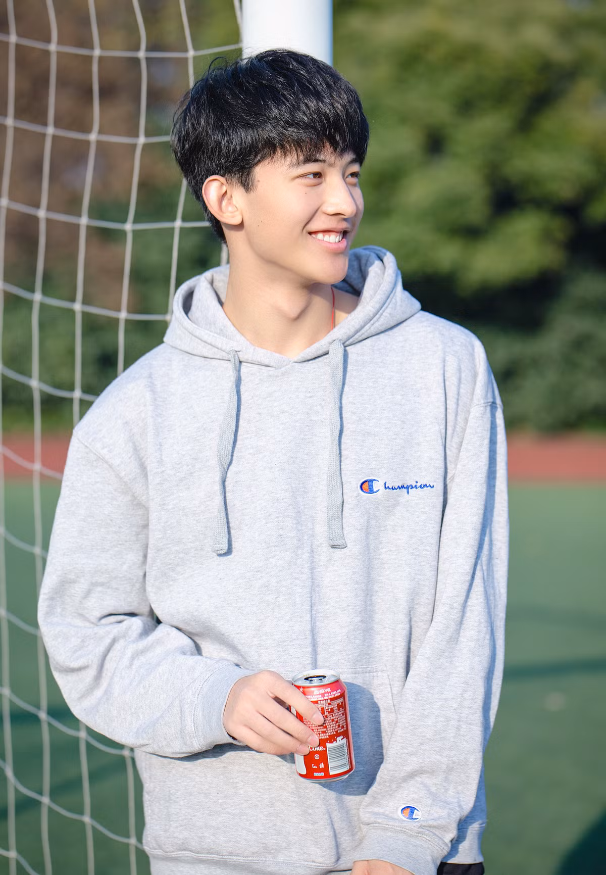 Anh chàng có tên Thường Ưu Tú này chính là một hot boy Tik Tok, sinh năm 1997, đến từ thành phố Hàng Châu, tỉnh Chiết Giang (Trung Quốc). Anh chàng hiện đang theo học Đại học Kỹ thuật Điện tử Hàng Châu.