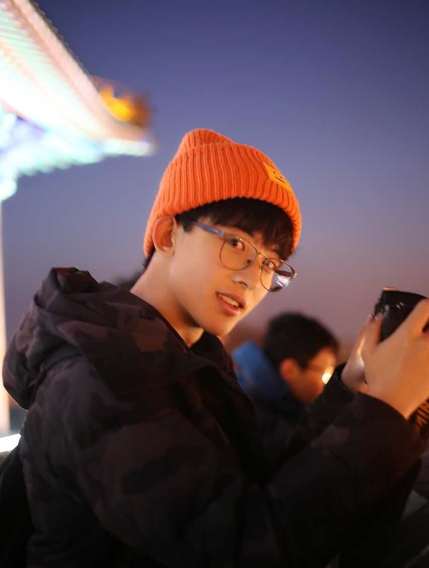 Gương mặt thư sinh, nụ cười ngại ngùng đáng yêu đúng chuẩn là điều kiến các cô gái rủ nhau rần rần vào fanclub của chàng hot boy tik tok này.