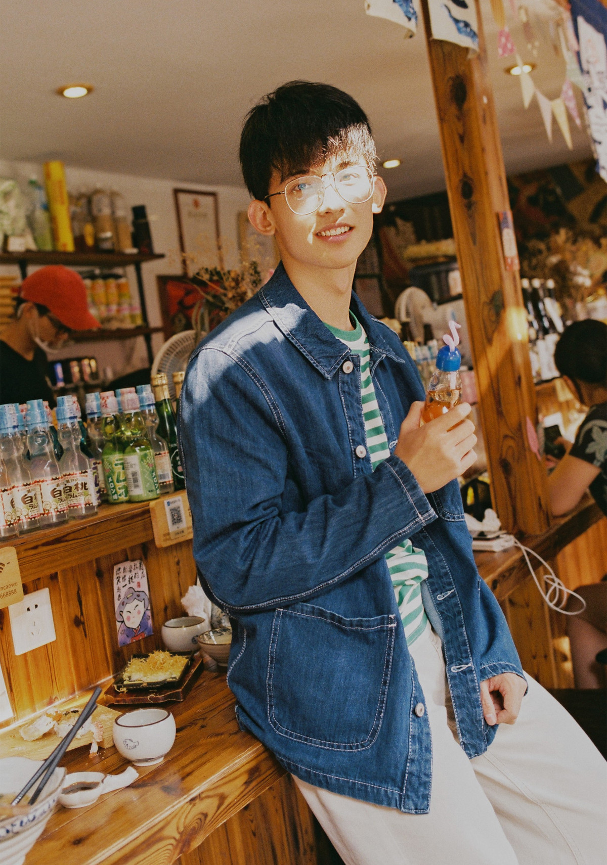 Ngoài việc học rất giỏi ở trường, Thường Ưu Tú còn sở hữu nhiều tài lẻ như chụp ảnh, hát hò...