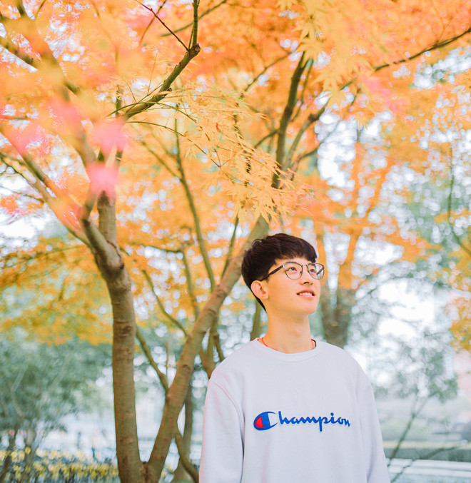 Ưu Tú cũng sở hữu chiều cao đáng nể là 1m81, với gu thời trang cực chất.