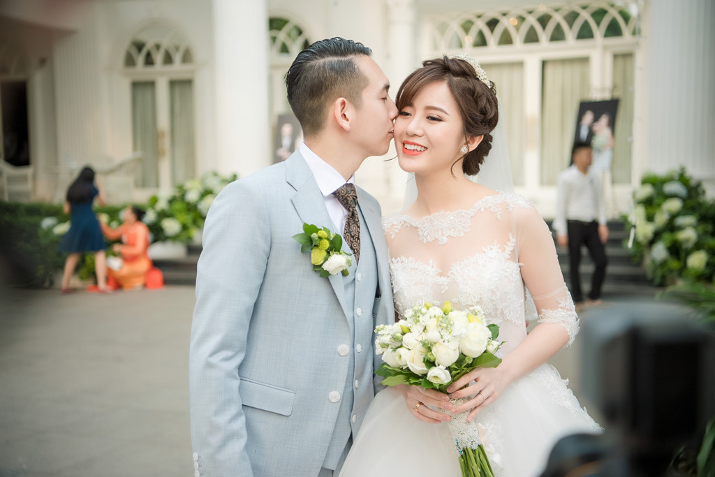 Đầu năm 2017, Tú Linh chính thức lên xe hoa. Chồng Tú Linh hơn cô 3 tuổi và làm trong ngành xây dựng. Hot girl Hà thành mới đây công khai ảnh con gái đầu lòng. Cô gái "gây bão" ngày nào giờ làm mẹ và vẫn xinh đẹp, quyến rũ.