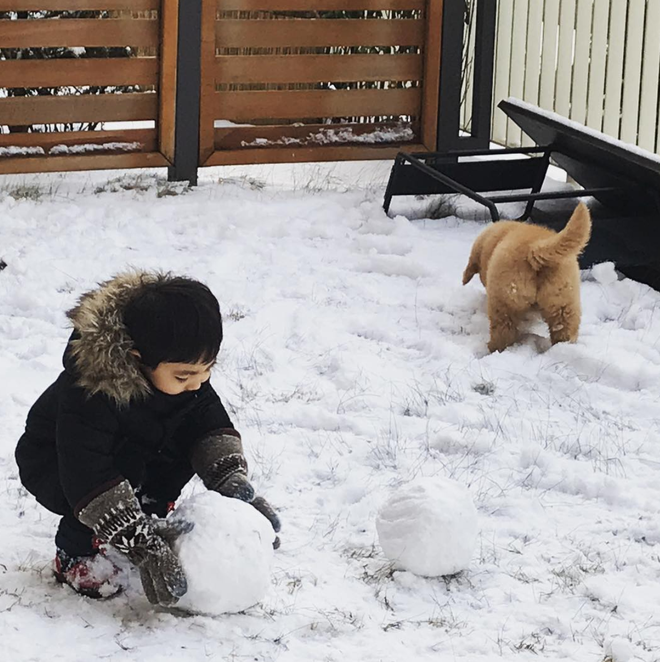 Mùa đông mình cùng nhau nghịch tuyết, bạn có áo lông thì tớ cũng có mũ lông này.