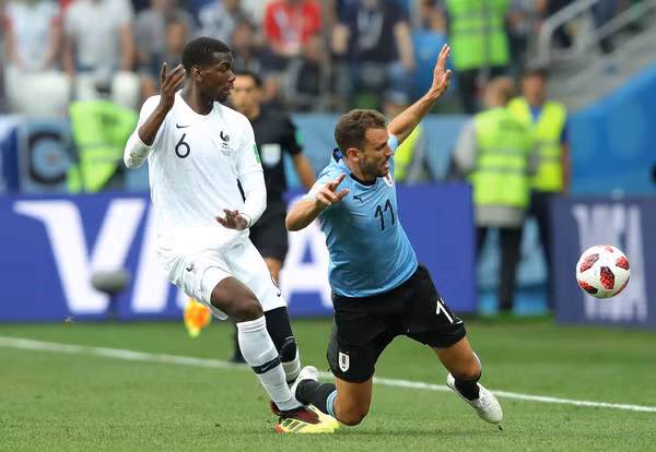 Tiền đạo Cristhian Stuani (Uruguay): Edinson Cavani bất ngờ chấn thương, Stuani là người được lựa chọn. Tuy vậy, cái bóng của tiền đạo đang thi đấu cho PSG quá lớn và màn trình diễn của Stuani rõ ràng là không đạt yêu cầu. Tiền đạo của Girona thậm chí còn không cầm nổi bóng chứ chưa nói đến chuyện kết hợp với Luis Suarez để có thể tạo thành đối trọng xứng tầm với bộ đôi Raphael Varane - Samuel Umtiti bên phía đối diện. Trong suốt khoảng thời gian thi đấu, anh chỉ thực hiện thành công đúng 3 đường chuyền, ít nhất trong số các cầu thủ góp mặt trên sân.