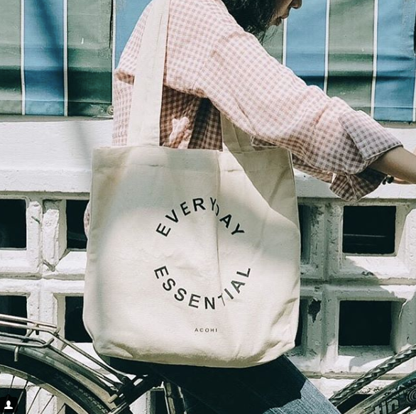 Gần đây, túi vải ngày càng được giới trẻ yêu thích không chỉ bởi sự tiện dụng mà còn bởi sự cá tính, phong cách. Lại thân thiện với môi trường.