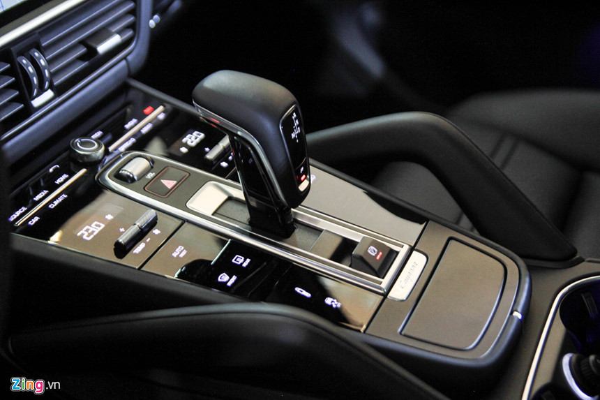 Porsche Cayenne 2018 trang bị động cơ V6 2.9L tăng áp kép, cho công suất 340 mã lực tại 5.300-6.400 vòng trên phút, mô-men xoắn cực đại 450 Nm tại 1.340-5.300 vòng/phút, kết hợp cùng hộp số tự động tự động 8 cấp Tiptronic. Xe có khả năng tăng tốc 0-100 km/h trong 6,2 giây trước khi đạt tốc độ tối đa 245 km/h.