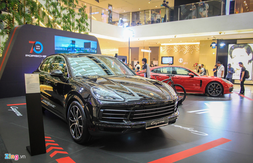 Chiếc được trưng bày là phiên bản Porsche Cayenne tiêu chuẩn, có giá bán sau thuế là 6,516 tỷ đồng. Lô hàng Porsche Cayenne đầu tiên về Việt Nam có 10 bản tiêu chuẩn và 2 bản Cayenne S.