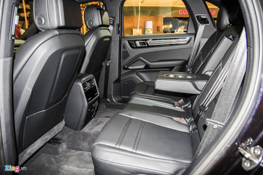 Hàng ghế sau có thể điều chỉnh chiều dài lên đến 160 mm, có 10 vị trí điều chỉnh độ nghiêng tựa lưng, với góc điều chỉnh tăng từ 11-29 độ. Hàng ghế sau cũng có thể gập lại để tăng thêm 100 lít cho khoang hành lý.