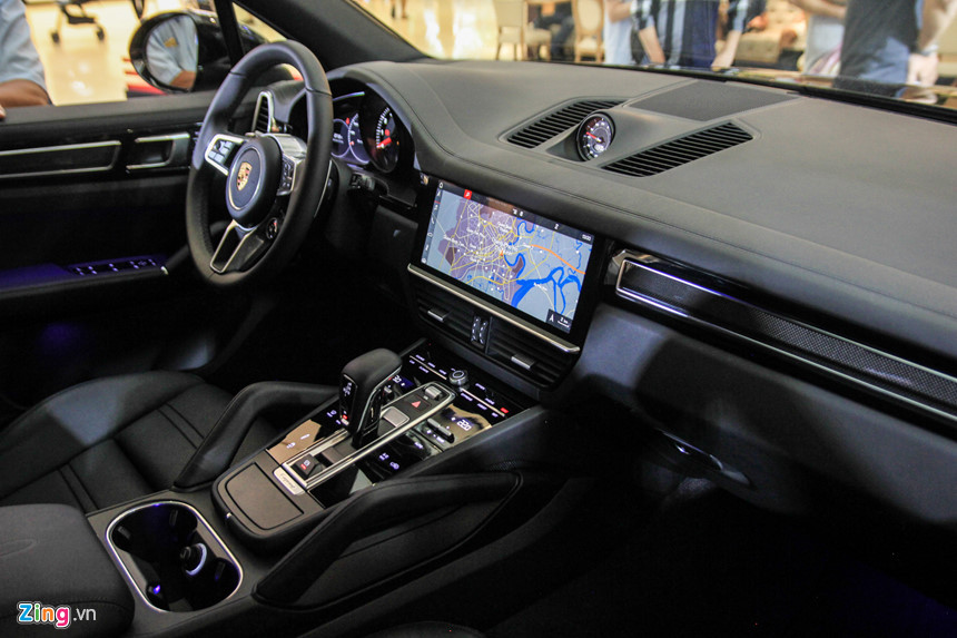 Bên trong khoang nội thất được lột xác toàn diện. Điểm khác biệt trên Cayenne so với những chiếc SUV thông thường là vị trí ngồi khá thấp. Nội thất được thiết kế ưu tiên cho người lái, hàng ghế trước chỉnh điện 8 hướng.
